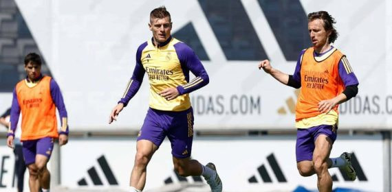 Kroos estrena botas en el entrenamiento del Real Madrid.