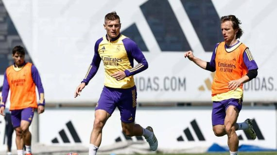 Kroos estrena botas en el entrenamiento del Real Madrid.