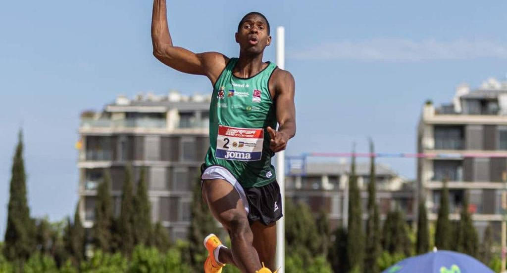 Lester Lescay cuenta con una marca personal de 8,28m. y en 2023 saltó 8,09m.