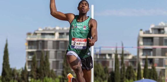 Lester Lescay cuenta con una marca personal de 8,28m. y en 2023 saltó 8,09m.