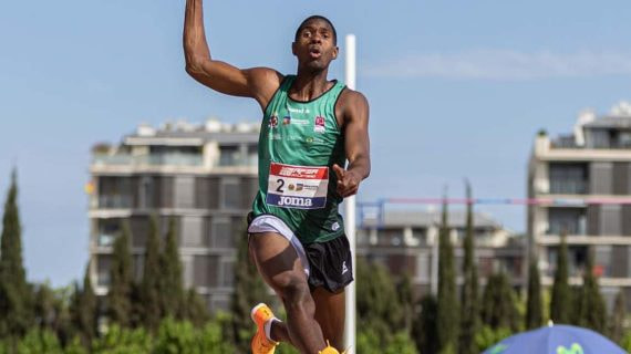 Lester Lescay cuenta con una marca personal de 8,28m. y en 2023 saltó 8,09m.