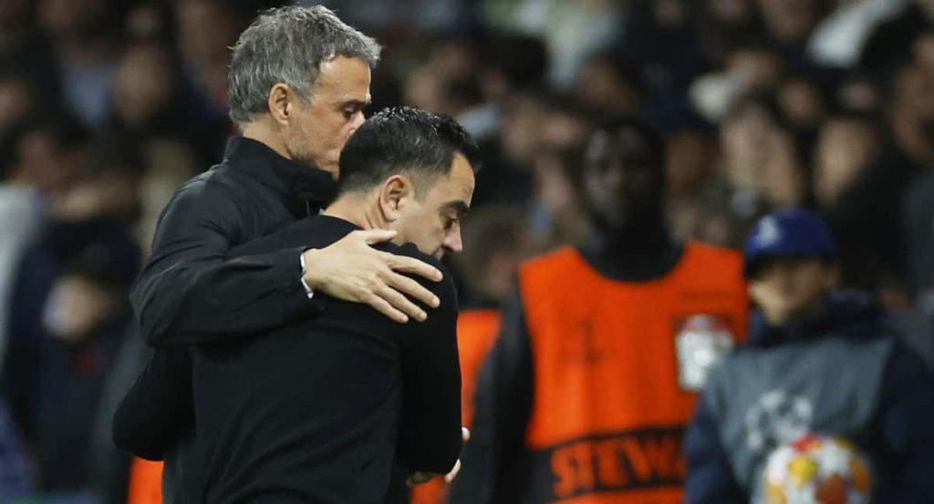 Luis Enrique y Xavi se saludan al final del partido.