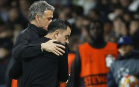 Luis Enrique y Xavi se saludan al final del partido.