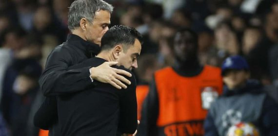 Luis Enrique y Xavi se saludan al final del partido.