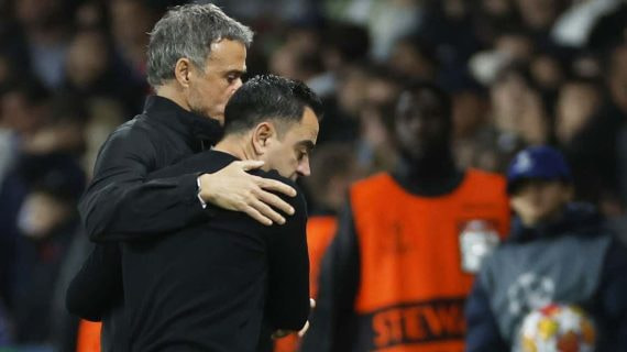 Luis Enrique y Xavi se saludan al final del partido.