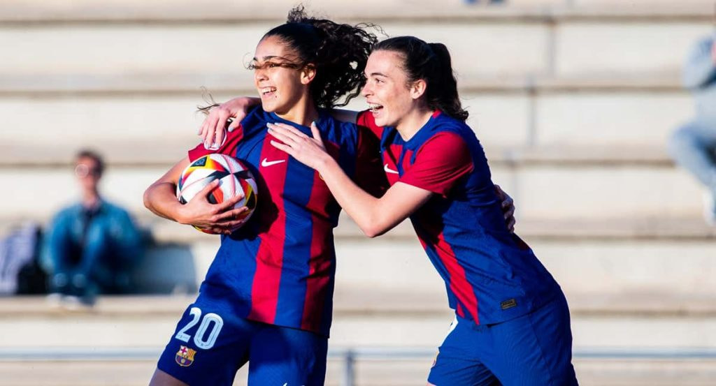 Ari Arias y Lucía Corrales celebrando un gol.
