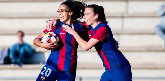 Ari Arias y Lucía Corrales celebrando un gol.