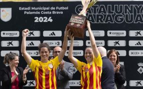 Marta Torrejón y Vicky Losada levanta el trofeo del amistoso entre Catalunya y Paraguay.