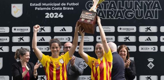 Marta Torrejón y Vicky Losada levanta el trofeo del amistoso entre Catalunya y Paraguay.