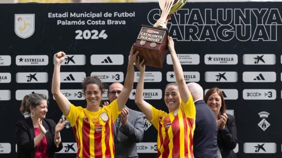Marta Torrejón y Vicky Losada levanta el trofeo del amistoso entre Catalunya y Paraguay.
