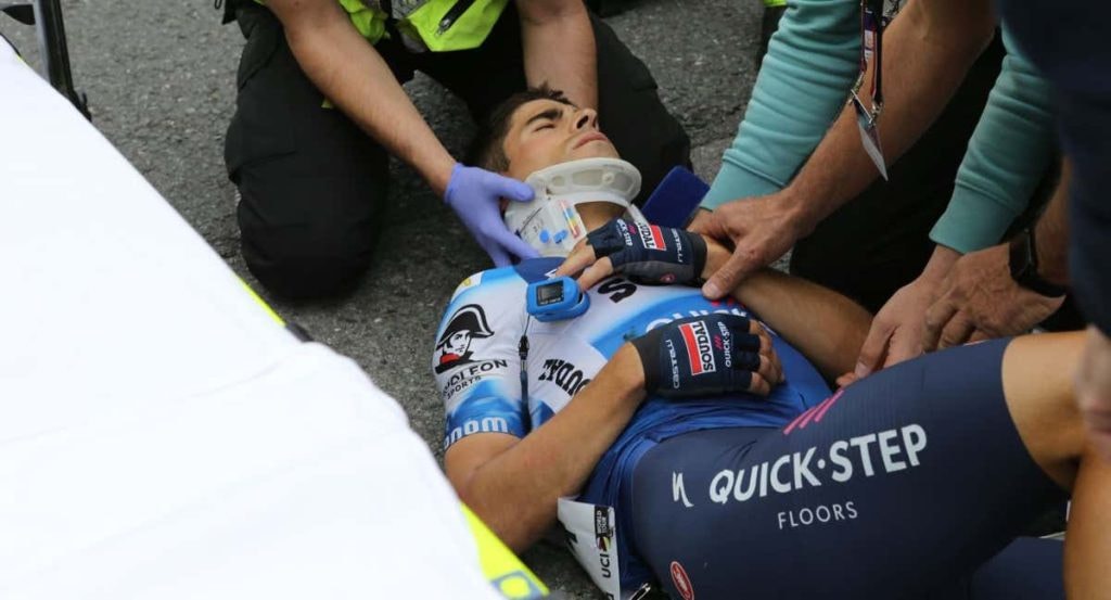 Mikel Landa es atendido tras su caída en la Vuelta al País Vasco.