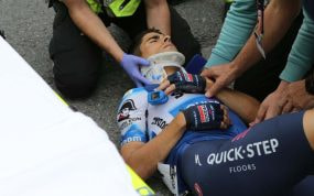 Mikel Landa es atendido tras su caída en la Vuelta al País Vasco.