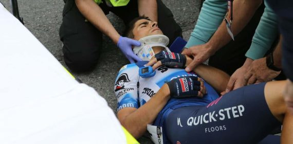 Mikel Landa es atendido tras su caída en la Vuelta al País Vasco.