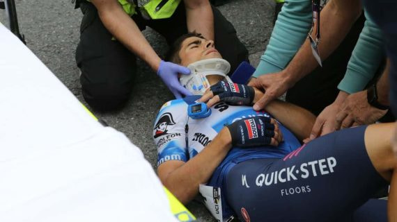 Mikel Landa es atendido tras su caída en la Vuelta al País Vasco.