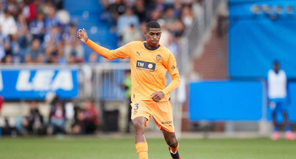 Mosquera en un partido con el Valencia.