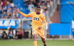 Mosquera en un partido con el Valencia.