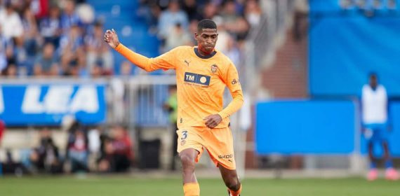 Mosquera en un partido con el Valencia.