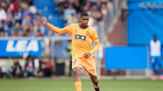 Mosquera en un partido con el Valencia.