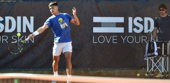 Carlos Alcaraz se entrena antes del Mutua Madrid Open.