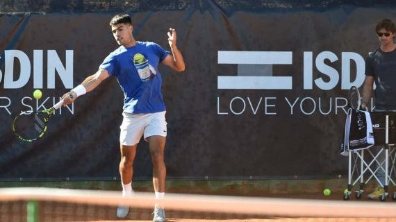 Carlos Alcaraz se entrena antes del Mutua Madrid Open.