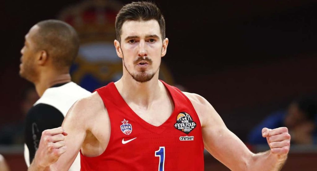 Nando de Colo celebra una canasta en la Euroliga.