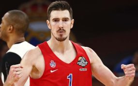 Nando de Colo celebra una canasta en la Euroliga.