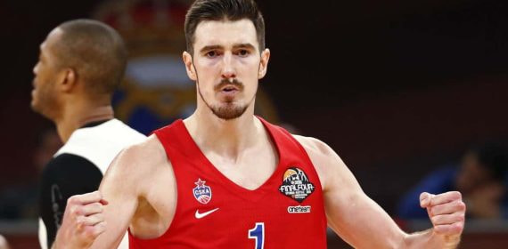 Nando de Colo celebra una canasta en la Euroliga.