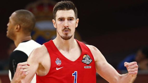 Nando de Colo celebra una canasta en la Euroliga.