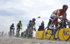 Pelotón de ciclistas durante la clásica París-Roubaix.