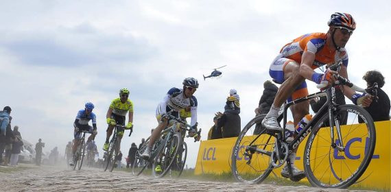 Pelotón de ciclistas durante la clásica París-Roubaix.