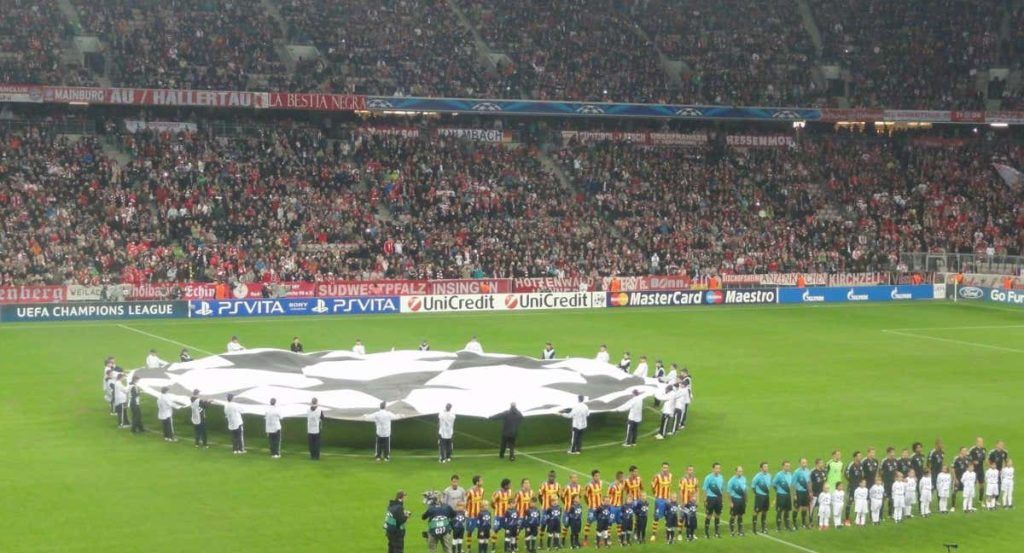 El himno de la Champions League suena en un partido.