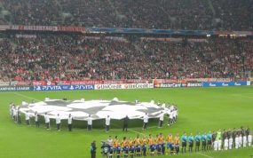El himno de la Champions League suena en un partido.