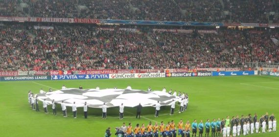 El himno de la Champions League suena en un partido.