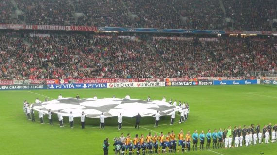 El himno de la Champions League suena en un partido.
