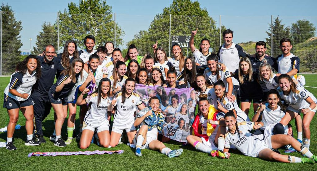Las jugadoras del Real Madrid B celebrando el ascenso a Primera RFEF.
