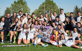 Las jugadoras del Real Madrid B celebrando el ascenso a Primera RFEF.