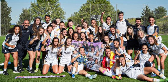 Las jugadoras del Real Madrid B celebrando el ascenso a Primera RFEF.
