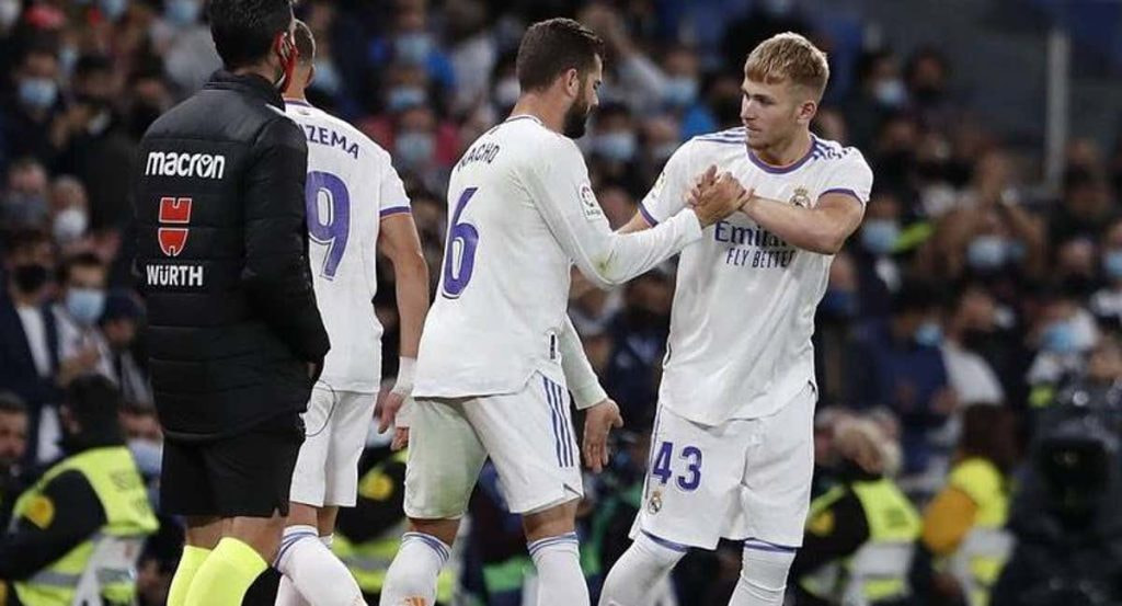 Sergio Santos sustituye a Nacho el día de su debut con el primer equipo del Real Madrid.