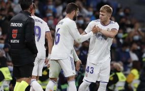 Sergio Santos sustituye a Nacho el día de su debut con el primer equipo del Real Madrid.