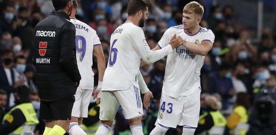 Sergio Santos sustituye a Nacho el día de su debut con el primer equipo del Real Madrid.