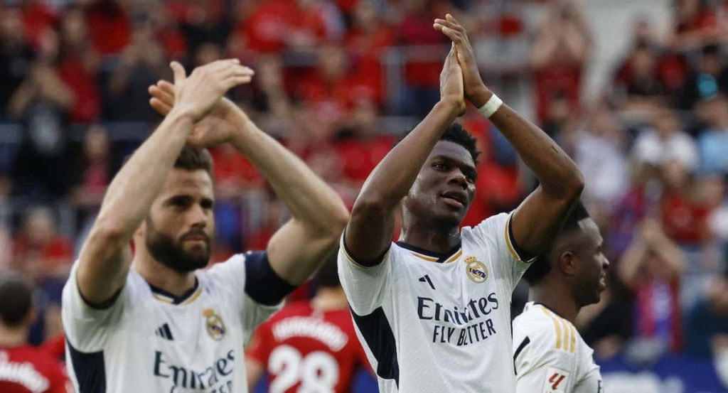 Nacho y Tchouameni aplauden a la afición del Real Madrid desplazada a El Sadar.