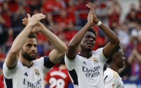 Nacho y Tchouameni aplauden a la afición del Real Madrid desplazada a El Sadar.