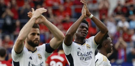 Nacho y Tchouameni aplauden a la afición del Real Madrid desplazada a El Sadar.