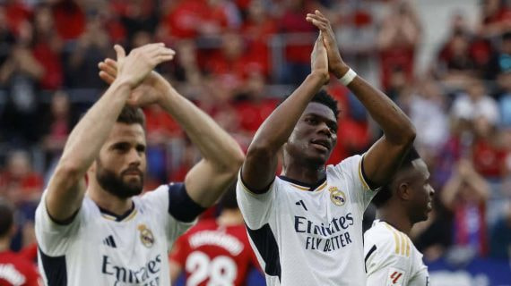 Nacho y Tchouameni aplauden a la afición del Real Madrid desplazada a El Sadar.