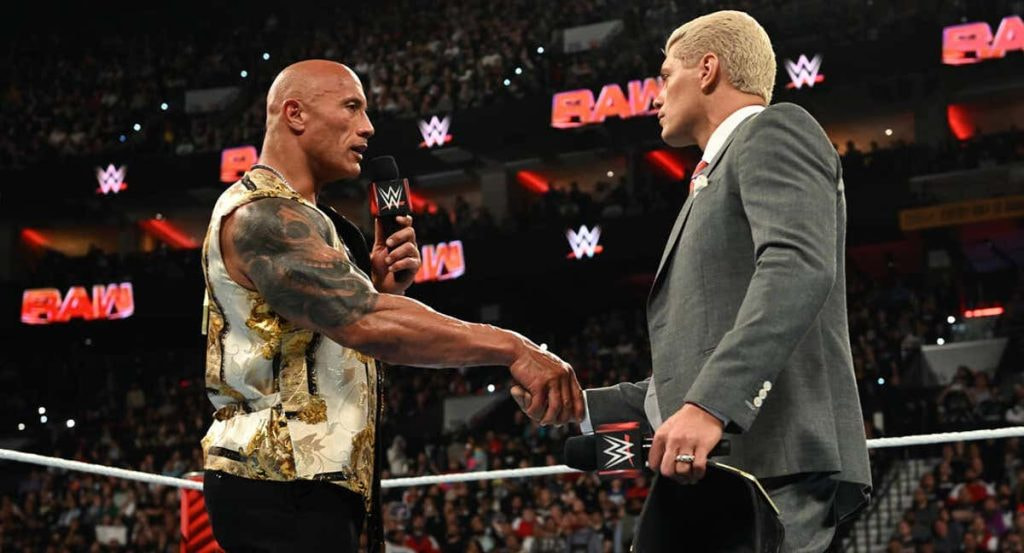 The Rock estrecha la mano a Cody Rhodes durante RAWafterMania.