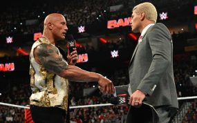 The Rock estrecha la mano a Cody Rhodes durante RAWafterMania.