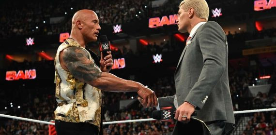 The Rock estrecha la mano a Cody Rhodes durante RAWafterMania.