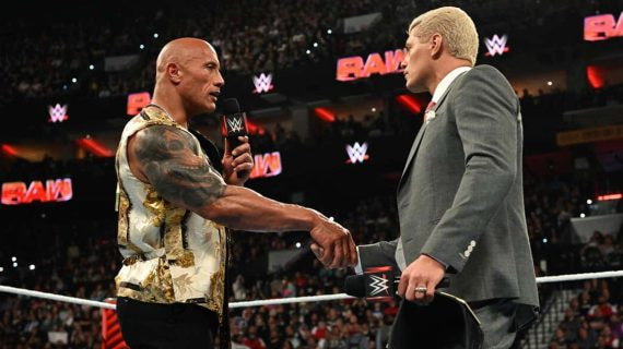 The Rock estrecha la mano a Cody Rhodes durante RAWafterMania.