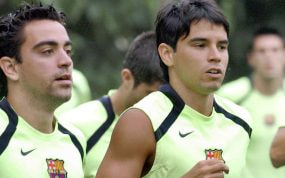 Xavi y Saviola durante un entrenamiento en su etapa en el Barcelona.