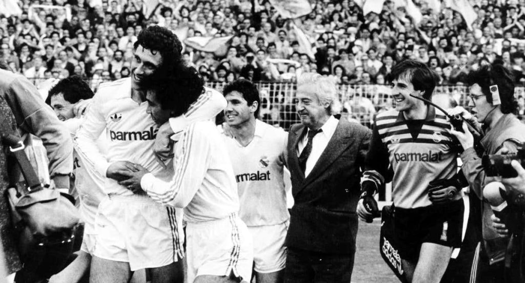 Ramón Mendoza celebra una liga con sus jugadores.
